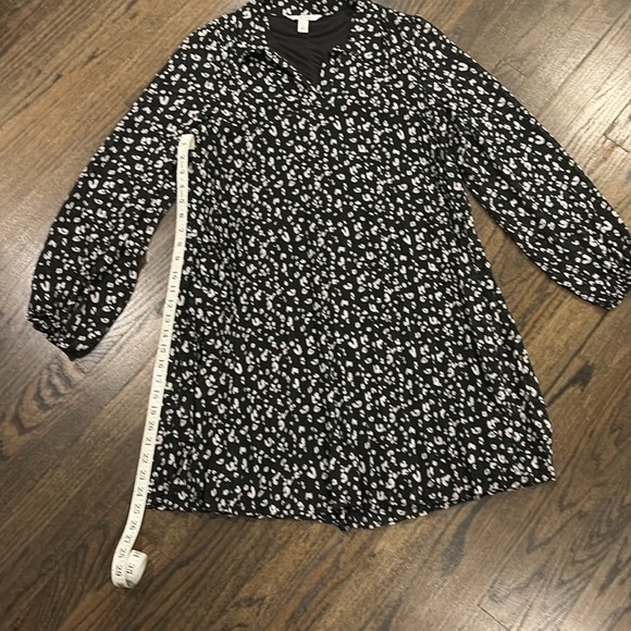 Stylish Pleated Black and White Ladies Dress (size L) - Picture 3 of 5